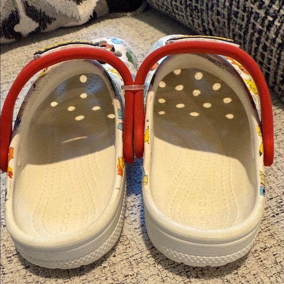 Preloved kids Pokémon crocs with the 3 charms - Picture 3 of 6